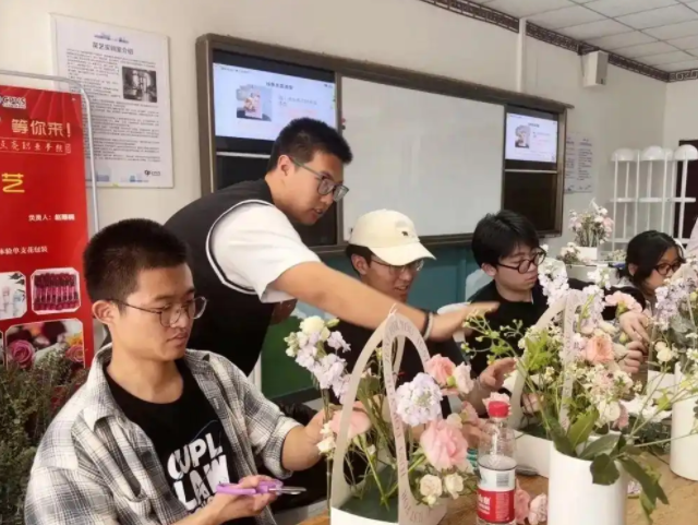職校學(xué)習(xí)是他們確立工作方針培養(yǎng)工作榮譽(yù)感的關(guān)鍵時(shí)期