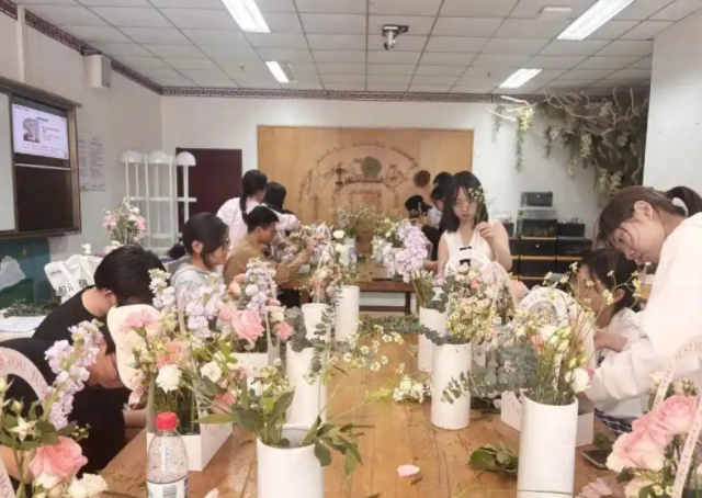 學生們運用色彩搭配和造型技巧深化領會創新的物化載體