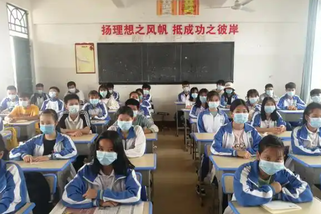 分層分類豐厚多樣的選修課程形成體現(xiàn)校園辦學特色的課程系列