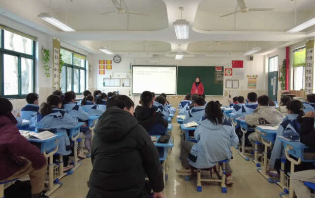 分層分類豐厚多樣的選修課程形成體現(xiàn)校園辦學特色的課程系列