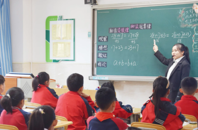 將課堂真實交還學生數學課上學生化身校園測量師實地測量