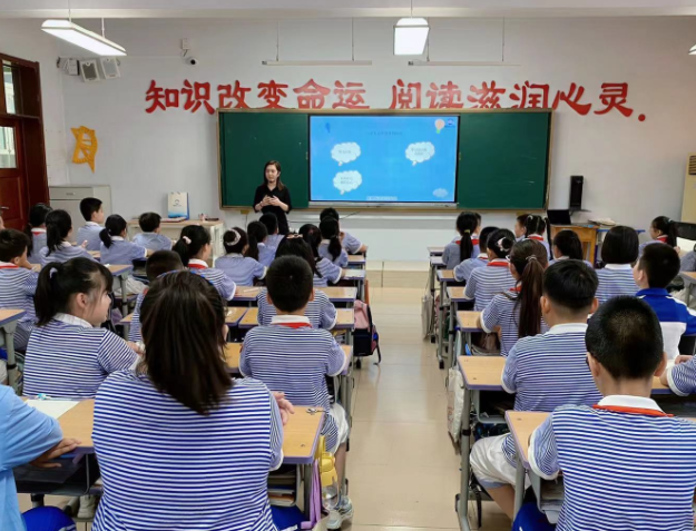 跟著心思教育的不斷讓每個學(xué)生都能成人成才是校園永久的追求