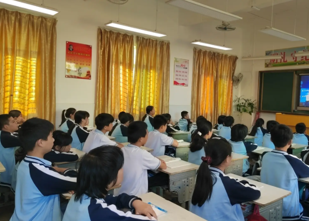 促進了學生多元發展課程供學生選修豐富了提高了學生藝術本質