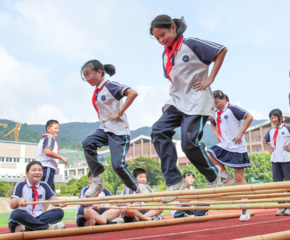 構(gòu)建全方位德育網(wǎng)絡(luò)打造家校社共育教聯(lián)體守護(hù)青少年健康成長