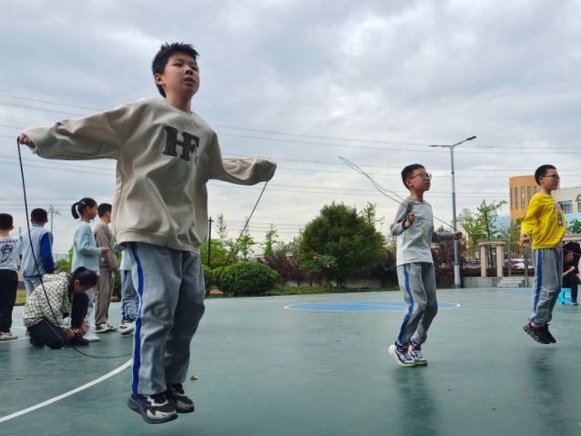 構(gòu)建全方位德育網(wǎng)絡(luò)打造家校社共育教聯(lián)體守護(hù)青少年健康成長