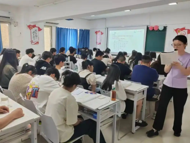 為學生提供探索與調整的緩沖帶既回應了家長對學生升學的期待